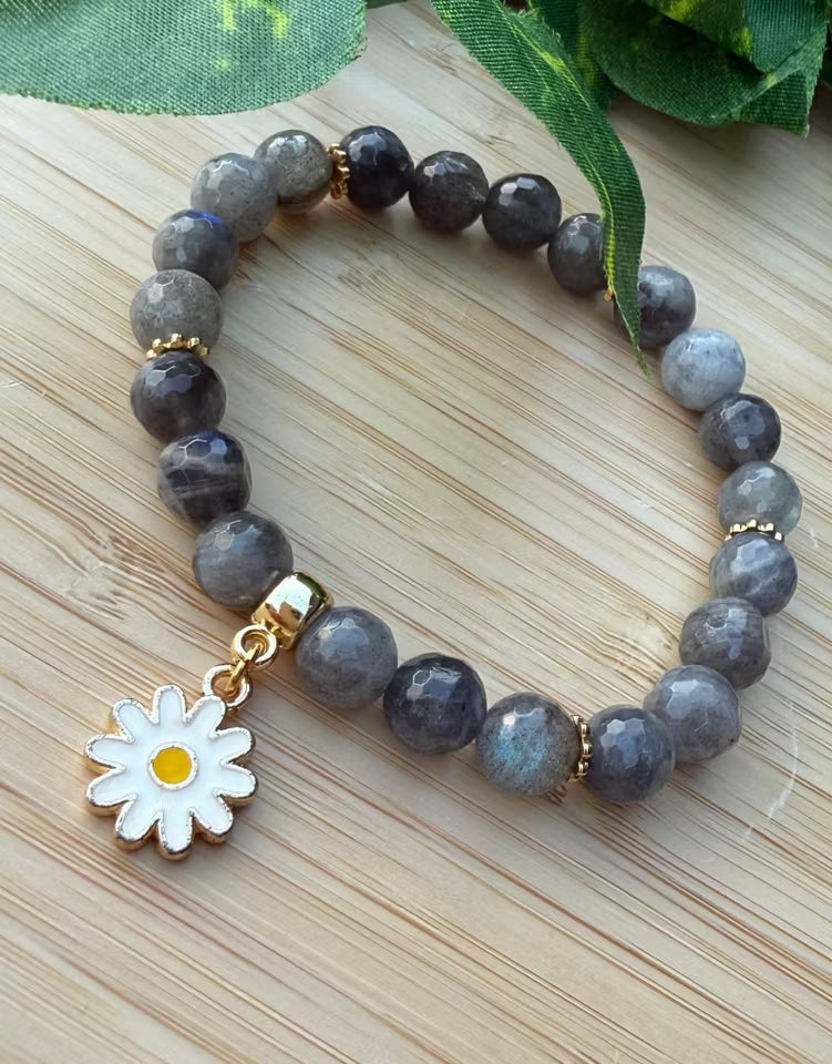 Grå labradorit stens armband med prästkragefigur (8mm) (new-v3)