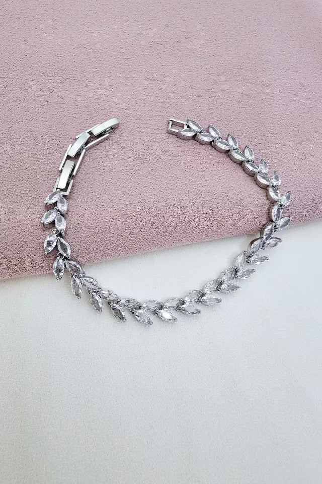 Vip modell silverfärgat armband med vit sten (new-v3)