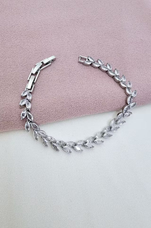 Vip modell silverfärgat armband med vit sten (new-v3)