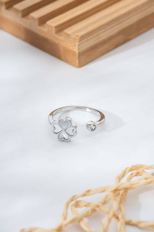 Fyrklöver figurerad silverfärgad justerbar ring (new-v3)