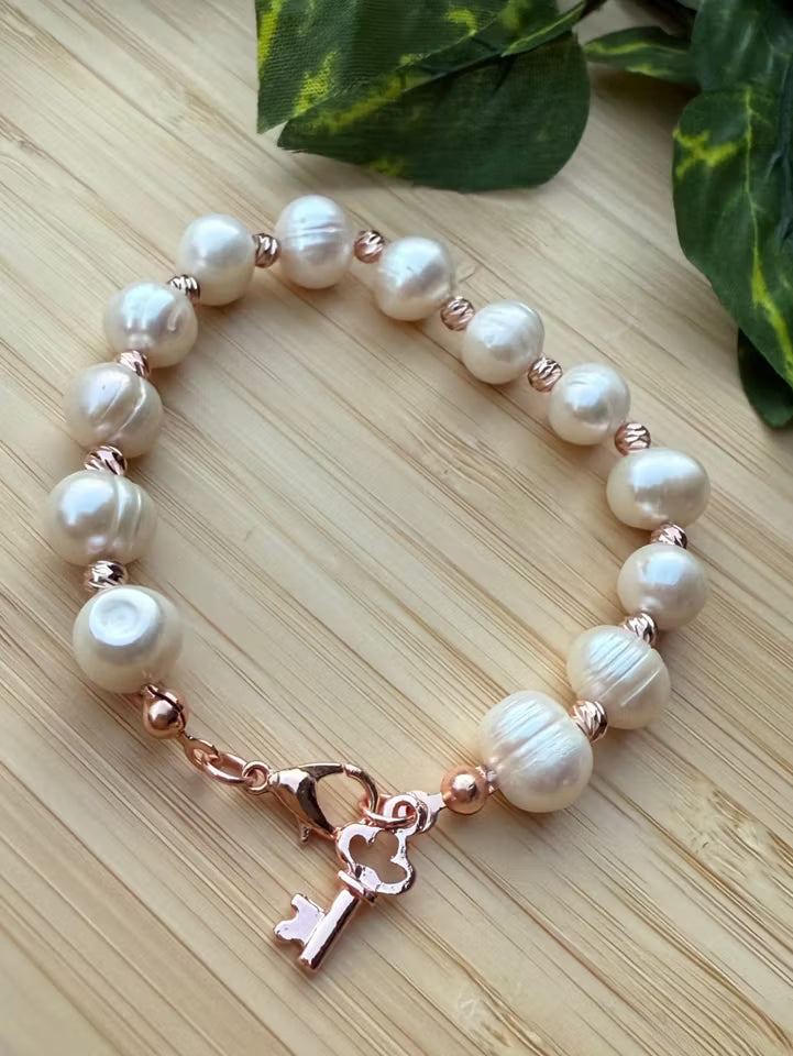 Armband av äkta pärlor med nyckelfigur (10mm) (new-v3)